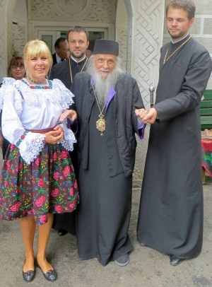 E sf&acirc;rşitul lumii!!!... Udrea &icirc;n iie (şi cu o fustă &ldquo;tradiţională&rdquo; din faţă de masă) 